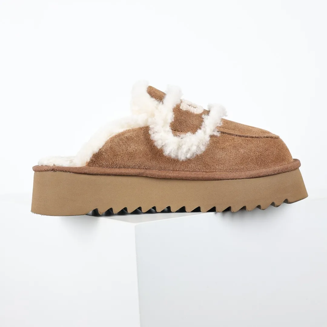 Pick up locally 💰580 Core recommended good price It is a very suitable choice for home furnishings. In the new year, uug launched a series of styles, which are partial to the preferences of young consumers and have also moved to the forefront of fashion trends. Shoe body material: water-repellent coated suede upper, 17 mm UGGPURE™ implantable wool insole, lightweight non-slip and comfortable rubber outsole, with brand LOGO and trademark, with full packaging Size: 35 36 37 38 39 40